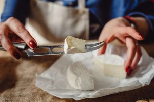 käse-mit-einem-käsemesser-schneiden